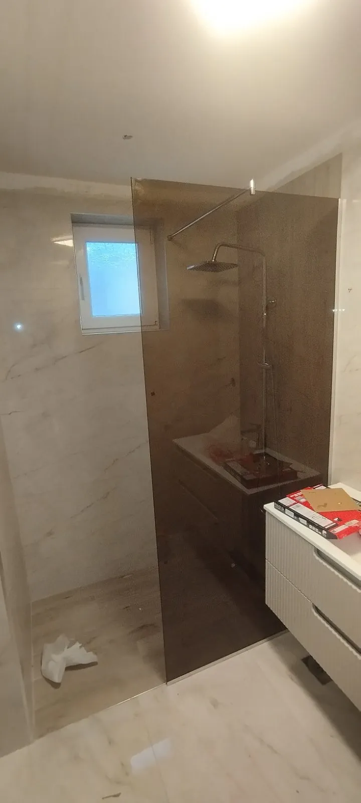 Tuš paravan — jedno fiksno staklo — primer 1