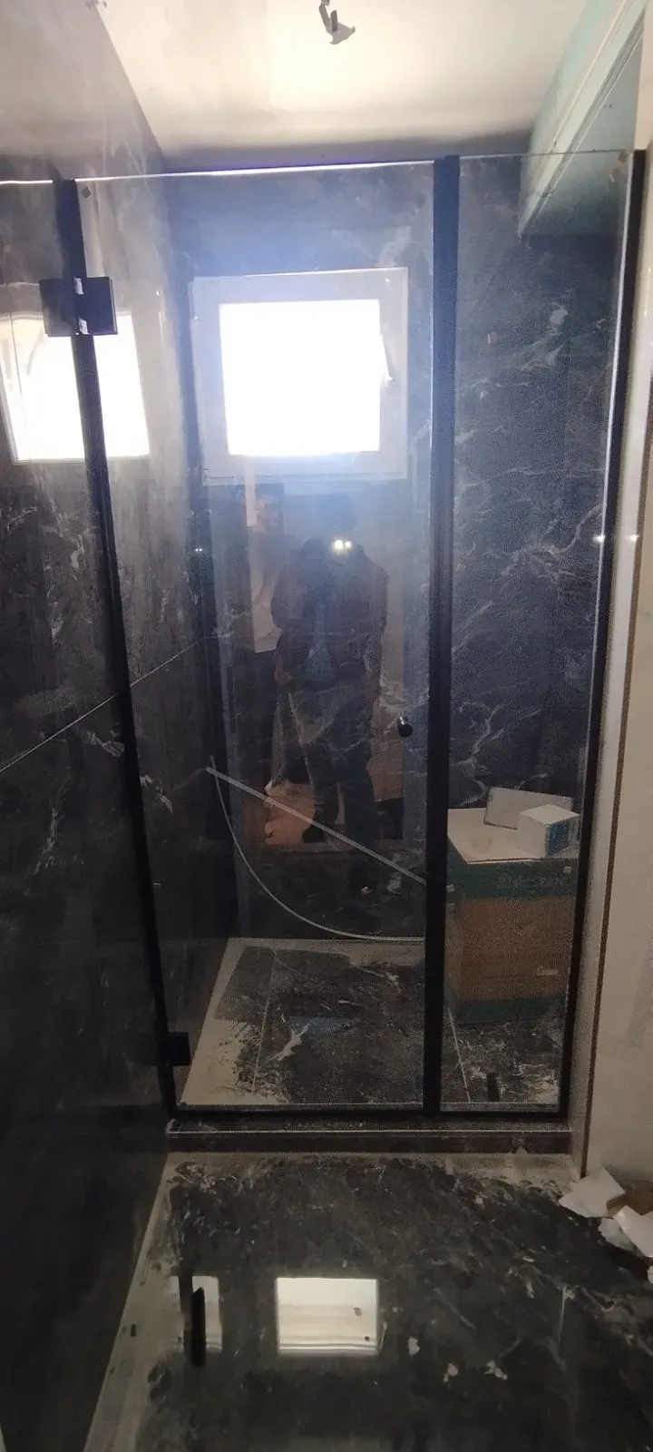 Ravna tuš kabina sa vratima na šarke — primer 1